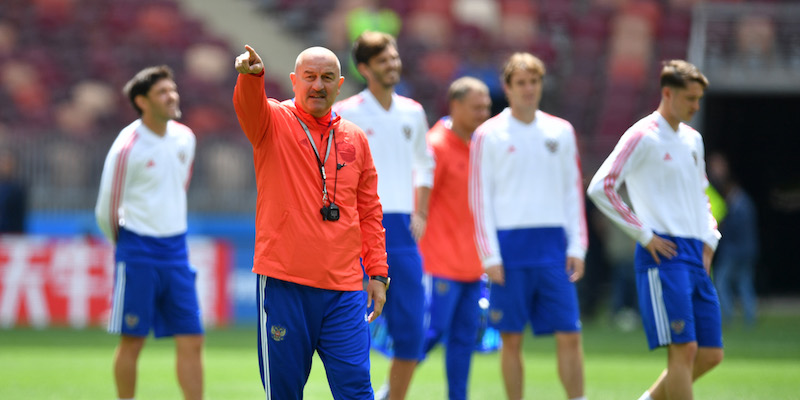 L'allenatore russo Stanislav Cherchesov dirige l'ultimo allenamento della squadra prima della partita contro l'Arabia Saudita (Dan Mullan/Getty Images)
