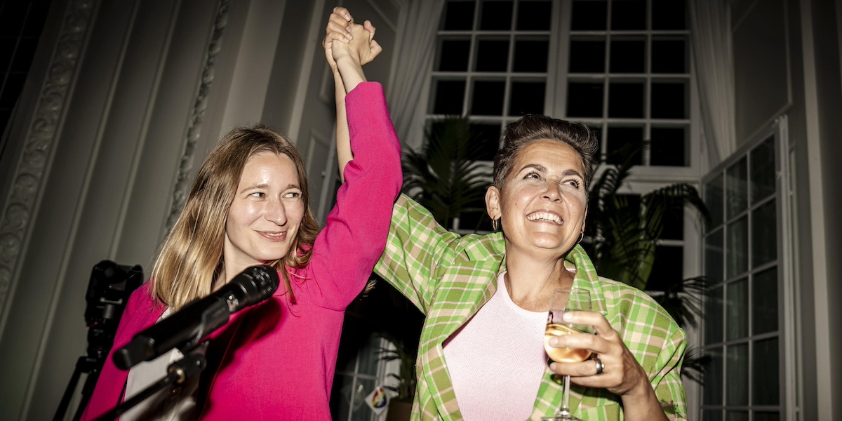 La leader del Partito Popolare Socialista danese Pia Olsen Dyhr, a destra, e l'europarlamentare Kira Marie Peter-Hansen, a sinistra, festeggiano i risultati preliminari delle elezioni europee che danno il loro partito primo, la notte del 9 giugno (ANSA/EPA/Mads Claus Rasmussen)