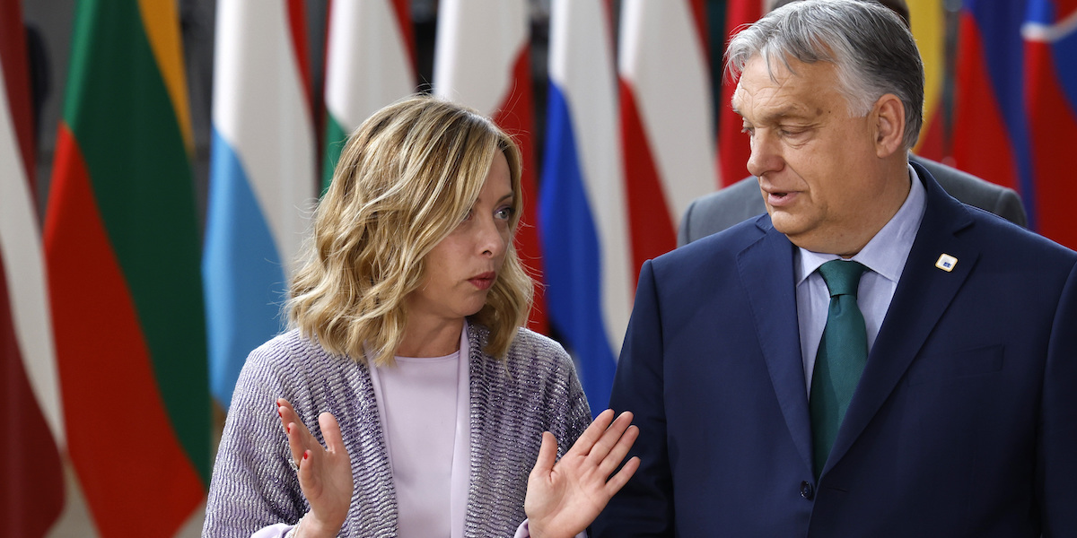 Giorgia Meloni e il primo ministro ungherese Viktor Orbán insieme al Consiglio Europeo del 27 giugno 2024, a Bruxelles: sono stati gli unici due leader a non approvare l'accordo sulle nomine (Geert Vanden Wijngaert/AP Photo)
