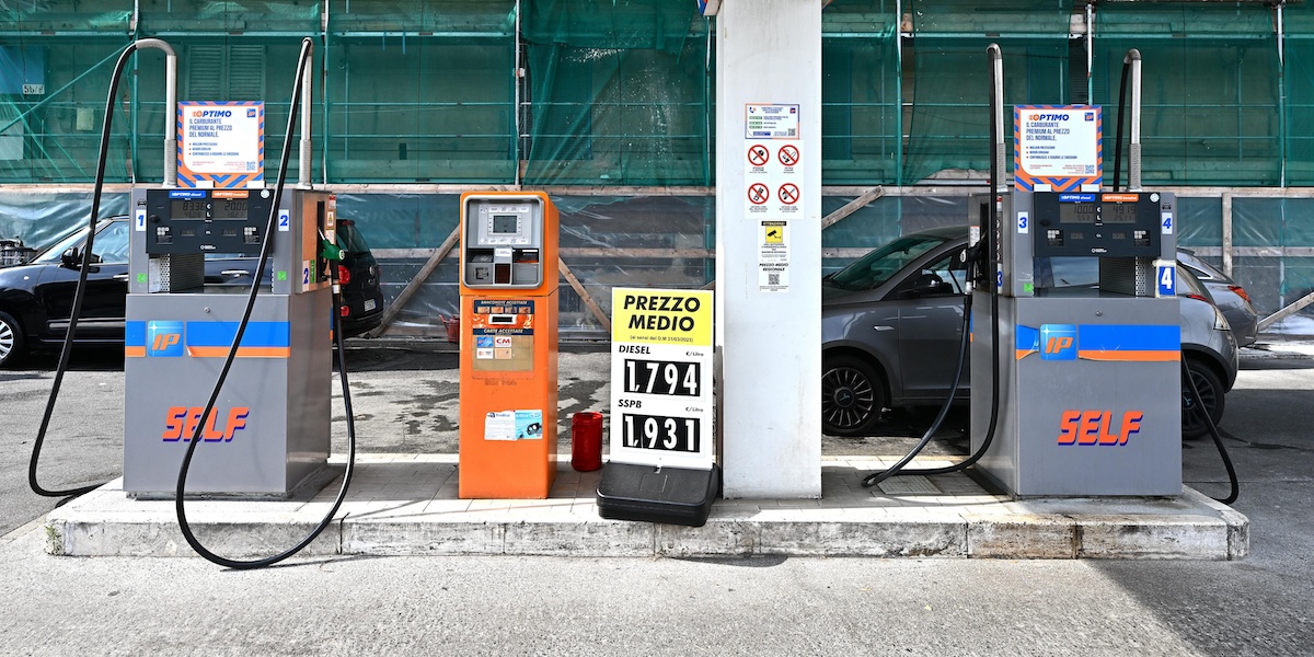 Perché il governo aumenta l’accisa sul gasolio ma non sulla benzina