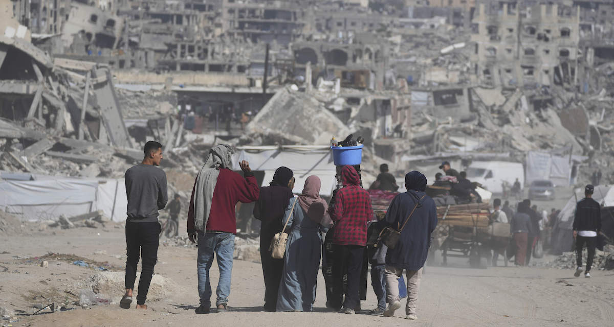 Persone palestinesi in mezzo alle macerie a Beit Lahia, nella Striscia di Gaza, il 16 maggio 2025