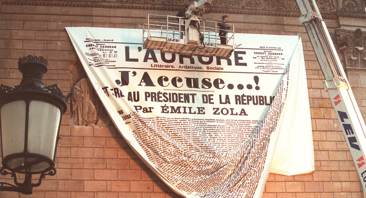 Un manifesto del celebre “J'Accuse!” di Émile Zola esposto nel 1988, a 100 anni dalla sua pubblicazione (ANSA)